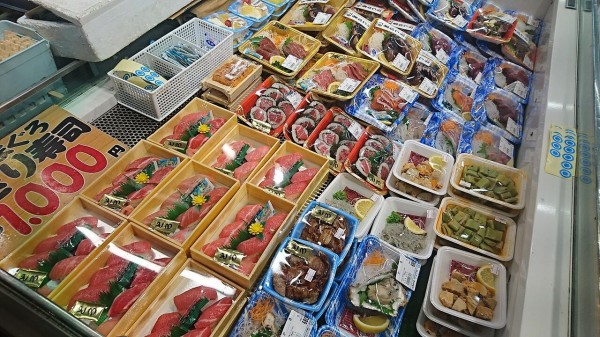 コスパ 高知のひろめ市場のテイクアウトご飯 カツオ飯 唐揚げ ホットドッグなど 持ち帰り オススメ 猪丸の釣りとグルメと