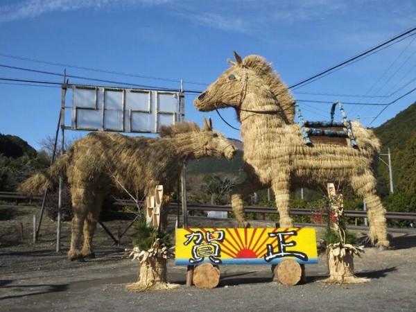 人気のジャンボ干支 巨大な馬の前で記念写真 2026年 午(うま) (静岡県