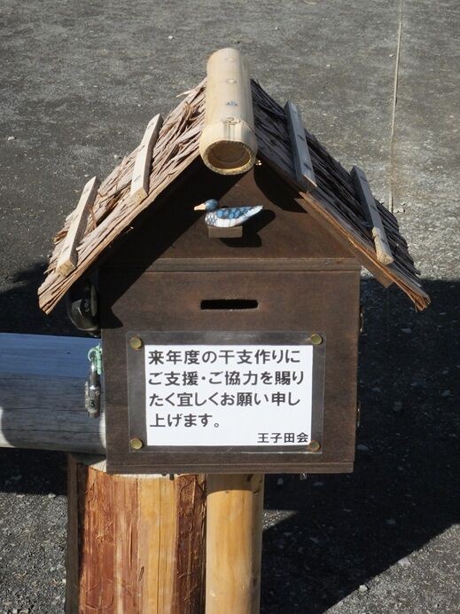 人気のジャンボ干支 巨大な馬の前で記念写真 2026年 午(うま) (静岡県