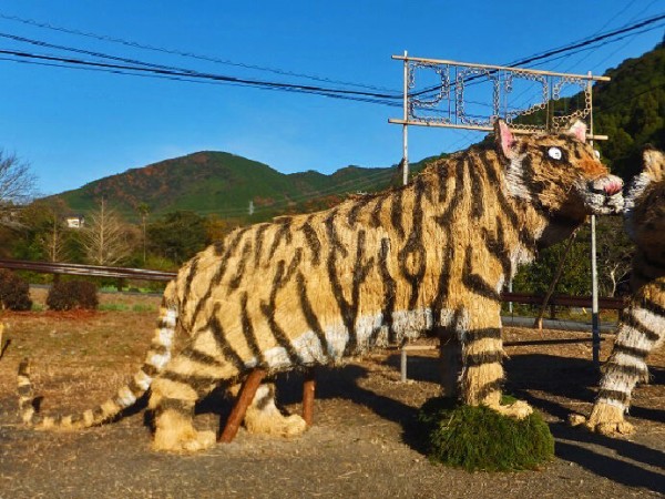 人気のジャンボ干支 巨大なトラの前で記念写真 2022年 寅 (静岡県島田