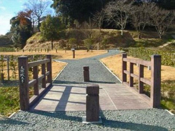 武田信玄が攻めた 水堀で囲まれた平山城 市指定史跡 久野城址