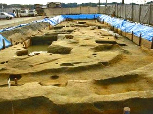 鎌倉時代 区画溝で囲まれた掘立柱建物の屋敷跡 一反田遺跡 現地説明会
