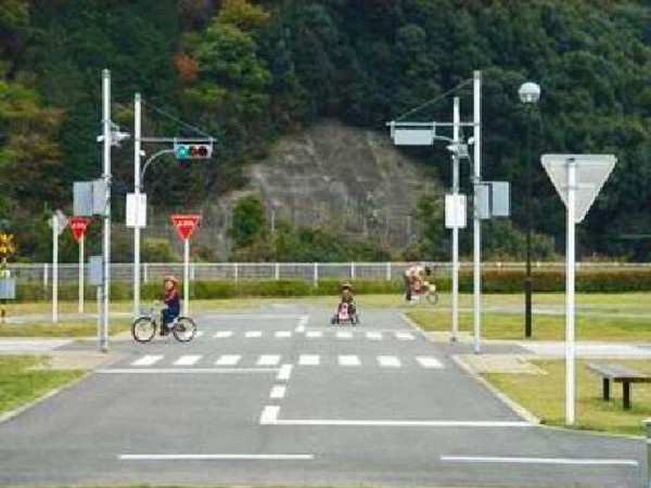 子供たちに大人気 公園内の道路を自転車で走ろう！ 三ヶ日交通公園 