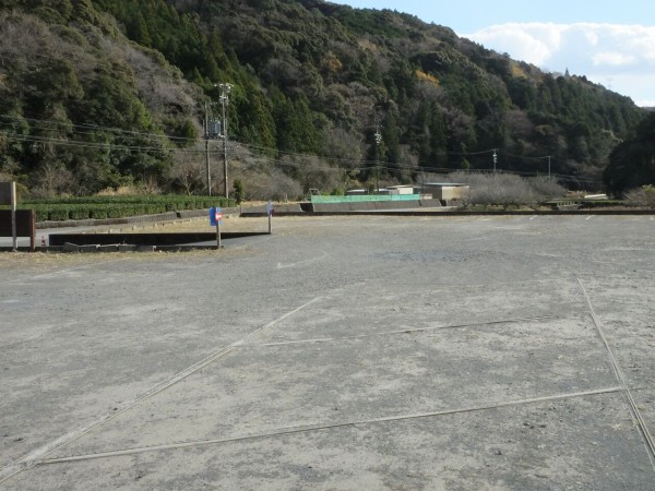 人気のジャンボ干支 巨大な馬の前で記念写真 2026年 午(うま) (静岡県