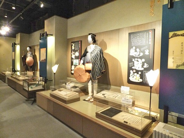 時代物　レアな小型舟箪笥。 時代物レアな小型舟箪笥。