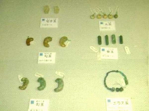 装身具セット(出土品) 勾玉、丸玉、角 縄文時代晩期(約3000年前〜) 装身具セット(出土品) 勾玉、丸玉、角 縄文時代晩期(約3000年前〜)