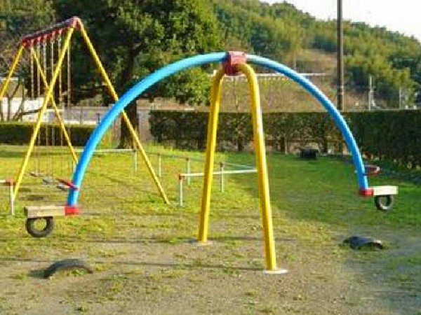 珍しいシーソー,登り棒,ブランコ,滑り台 岡部台1号公園 (静岡県藤枝市 