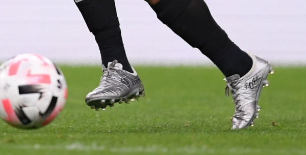 Jリーグピックアップ 浦和レッズ レオナルドが特注カラーを着用開始 0014のblog