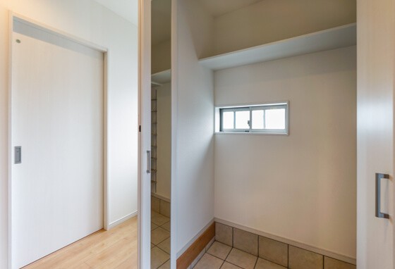 玄関を明るくする明り取り窓がリビングまで風通しをよくする間取り 注文住宅ブログ 大阪京都で注文建築専門の工務店は匠建枚方