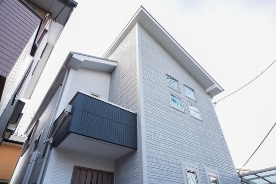 外観 正面にデザイン窓をシンメトリーに配したスタイリッシュモダン 注文住宅ブログ 大阪京都で注文建築専門の工務店は匠建枚方