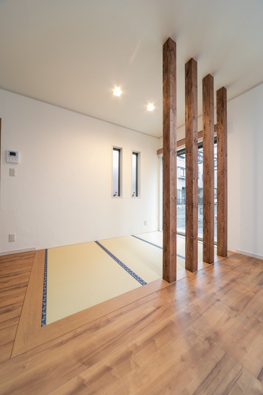 リビングに化粧柱の畳コーナー 熱 汚れ 傷に強いホーローキッチンgrandia 注文住宅ブログ 大阪京都で注文建築専門の工務店は匠建枚方