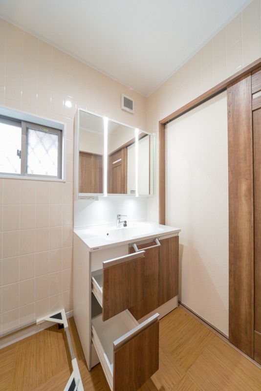 洗面室は総タイル貼りで洗面台の３面鏡はツインラインled照明 注文住宅ブログ 大阪京都で注文建築専門の工務店は匠建枚方