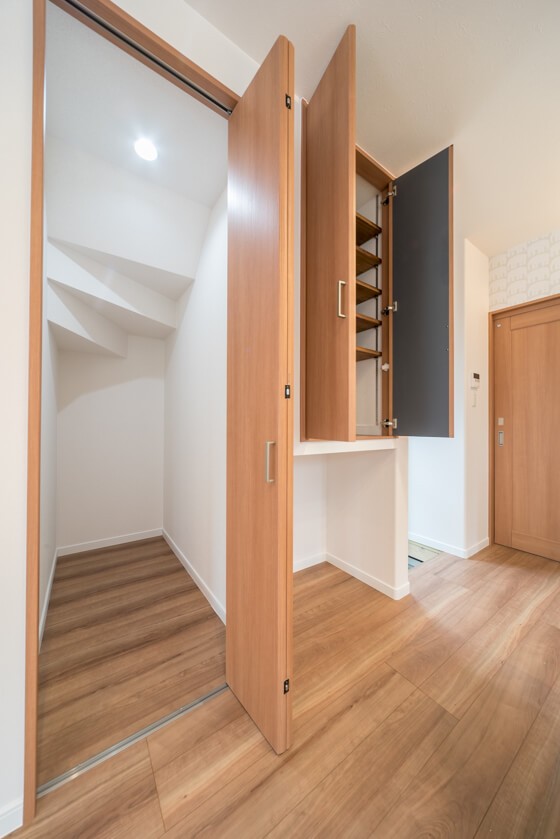 リビング階段の間仕切りにアウトセットの引き戸 注文住宅ブログ 大阪京都で注文建築専門の工務店は匠建枚方