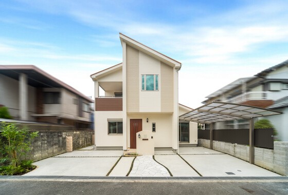 高級感のある印象的なファサード 縦すべり出しとFIX窓の連窓 : 注文 