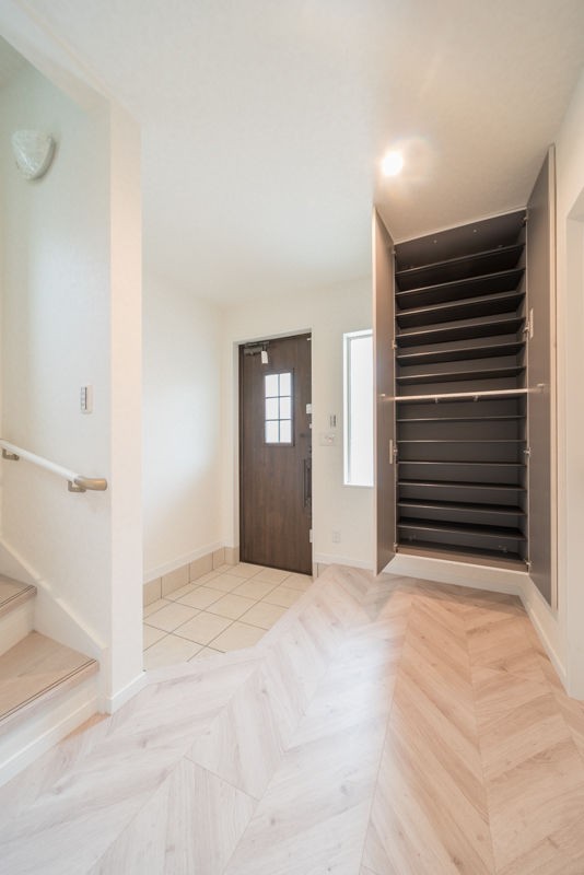 ヘリンボーン柄のフローリングを施工 曲線デザインを生かした手すり 注文住宅ブログ 大阪京都で注文建築専門の工務店は匠建枚方