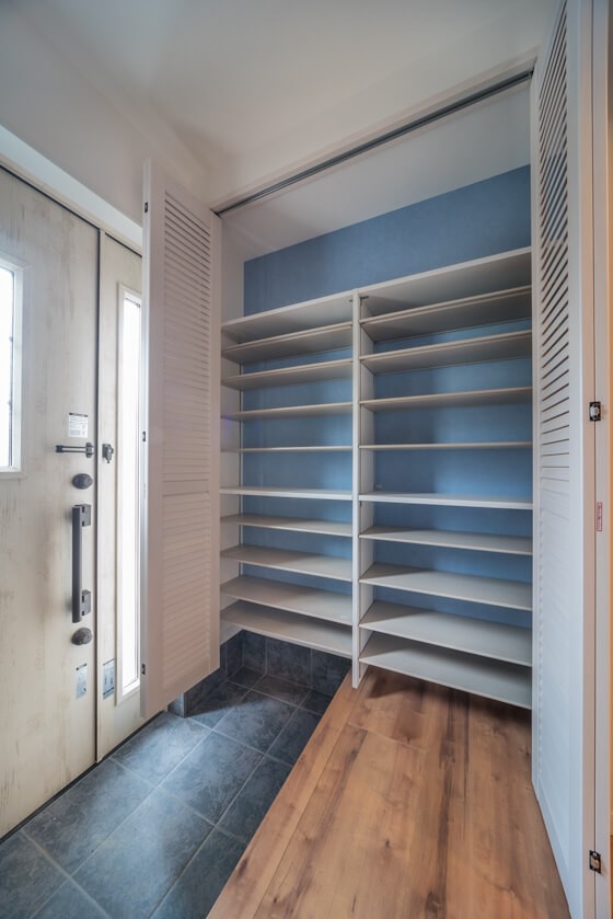 ルーバータイプの玄関収納とカウンターの付いたオシャレな洗面室 注文住宅ブログ 大阪京都で注文建築専門の工務店は匠建枚方