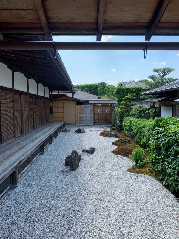 枯山水」是日本庭園的一種形式，不使用水，而是透過石頭和沙子等元素來