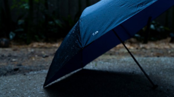 振り出し」折りたたみ傘！ダイワのアパレルD-VECのアンブレラが釣り師