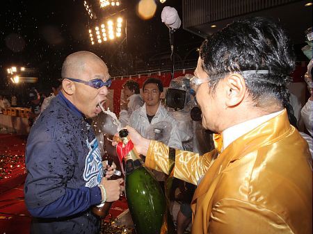 落合解任中日球団社長の 一人ビールかけ があまりに悲惨とネットで話題に 旬な速報ぅは 落合解任中日球団社長の 一人ビールかけ があまりに悲惨とネットで話題に 旬な速報ぅは