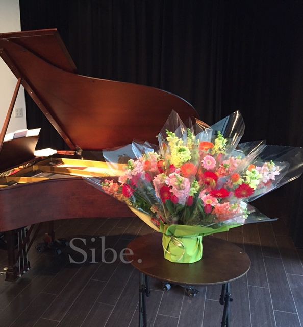 ピアノ発表会舞台花 遠方の会場へご提案 スタンドの無い ブーケアレンジフラワー Studio Sibe