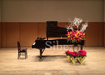ピアノ発表会舞台花 クリスマスイメージのブーケスタンドフラワー 遠方の会場への配送条件 Studio Sibe