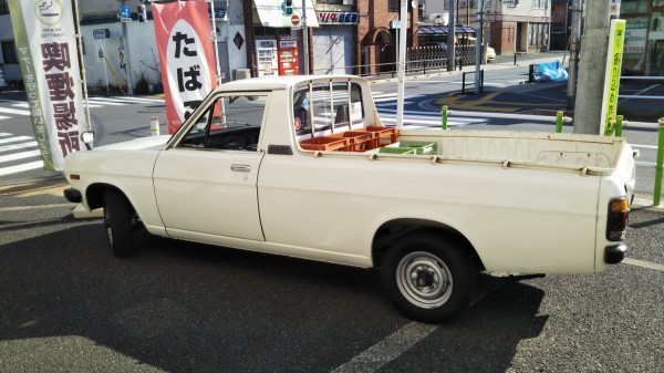 今も酒屋で現役のサニートラック Estacao Central 避難小屋