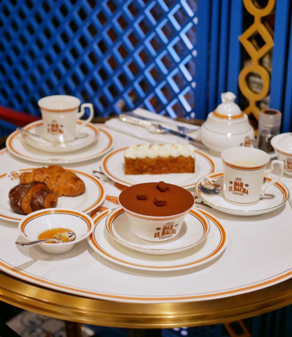 グルメ》BACHA COFFEE バチャコーヒー ゴージャスな店内に