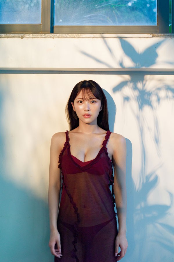ニアジョイ] 逢田珠里依1st写真集 『夏はジュリイ』店頭に並び始める