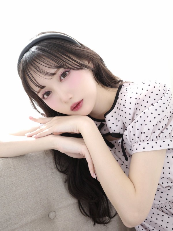 ノイミー] 鈴木瞳美、谷崎早耶×evelyn『 2024 Spring Collection 』の