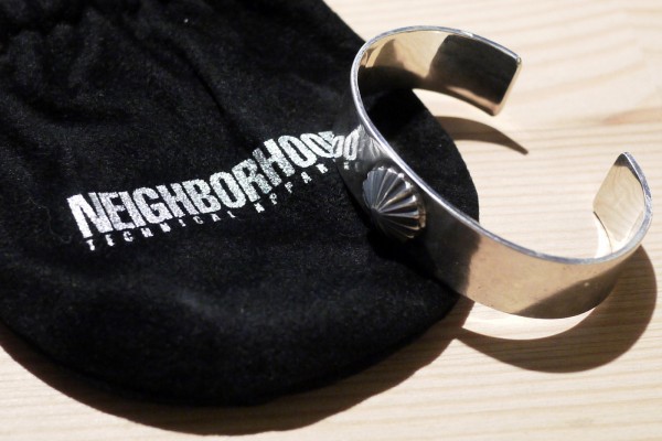 NEIGHBORHOOD アポロ コンチョ バングル NEIGHBORHOOD シルバー アポロ コンチョ 平打ち バングル - メルカリ