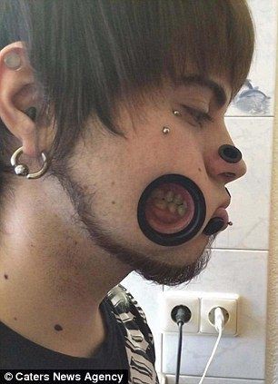 ほっぺたに大きな穴を開けた青年 13歳から体の様々な部分に穴を開ける肉体改造を繰り返す 画像あり いってよしニュース ほっぺたに大きな穴を開けた青年 13歳から体の様々な部分に穴を開ける肉体改造を繰り返す 画像あり いってよしニュース