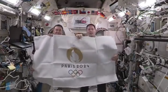 海外 史上初の引き継ぎだ 日仏の宇宙飛行士による国際宇宙ステーションでのオリンピック旗引き継ぎ式を見た海外の反応 すらるど 海外の反応