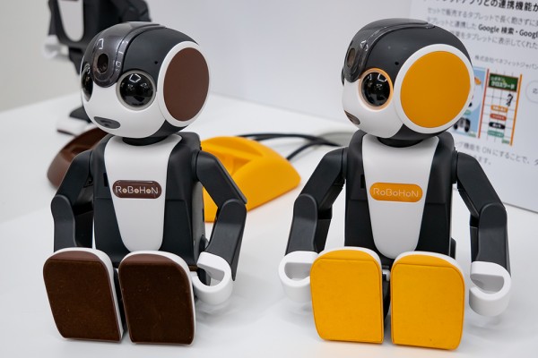 シャープがモバイル型ロボット電話「ロボホン（RoBoHoN）」の第2