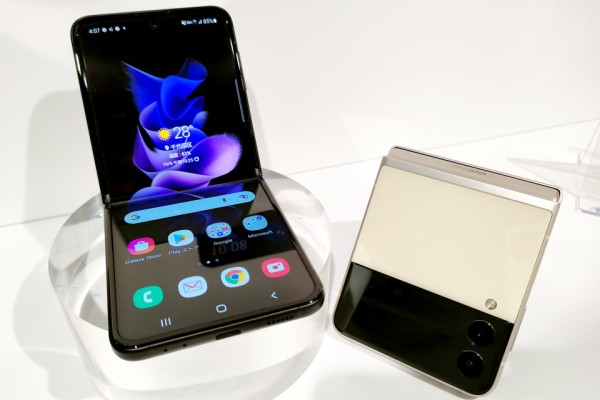 NTTドコモの5G対応縦折りスマホ「Galaxy Z Flip3 5G SC-54B」を写真と動画で紹介！フォルダブル初のIPX8防水性能やハイスペックな基本性能【レポート】  : S-MAX