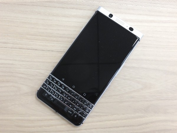 前面QWERTYキーボードを搭載したSIMフリースマホ「BlackBerry