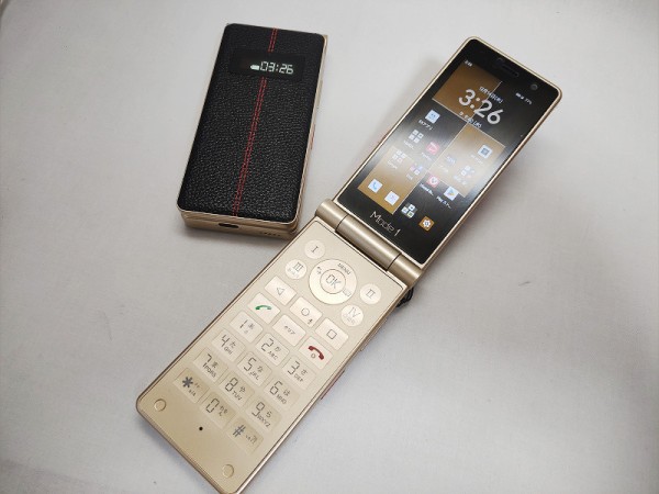 パカパカケータイ”スタイル！物理テンキー搭載の折りたたみ型スマホ