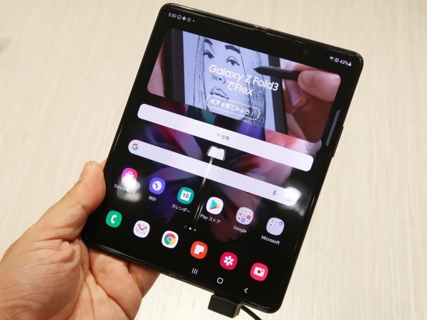 防水＆FeliCa対応！開くとタブレットスタイルの2つ折りスマホ