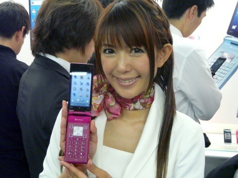 ついに出た！テンキー付きAndroidスマートフォン「AQUOS PHONE