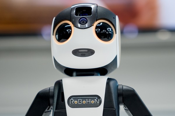 シャープの小型で持ち歩けるロボット型携帯電話「RoBoHoN（ロボホン