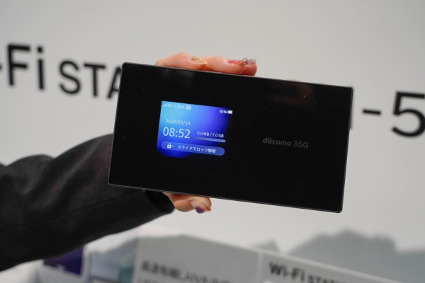 NTTドコモの5G対応モバイルルーター「Wi-Fi STATION SH-52B」を写真で紹介！有線LANはクレードルで対応し、小型軽量化を図る【レポート】  : S-MAX