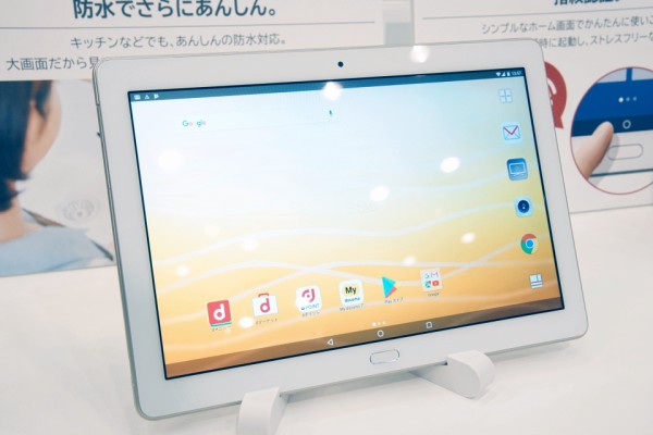 dtab d-01K ホワイト 大画面 ドコモ、防水に対応したフルセグ搭載の10.1型タブレット「dtab d-01K