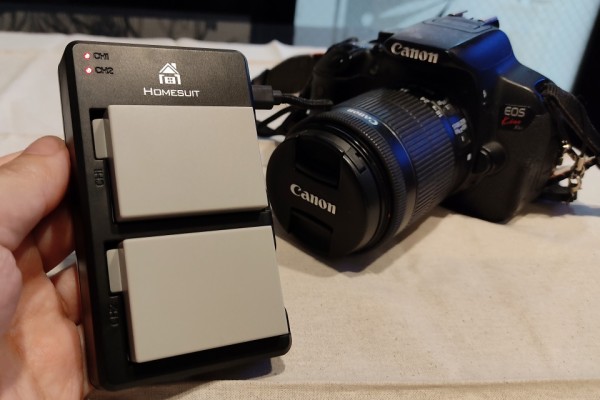 フルサイズ 一眼レフ EOS 6D ボディ + バッテリー x2 + 充電器 フルサイズ 一眼レフ EOS 6D ボディ + バッテリー x2 + 充電器