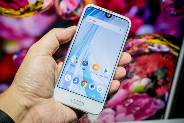 ソフトバンク、SoftBank向け小型プレミアムスマホ「AQUOS R