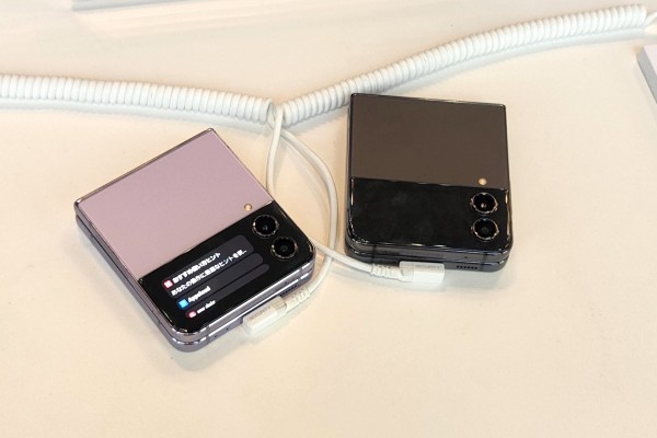 ドコモオンラインショップにて新フォルダブルスマホ「Galaxy Z Flip4