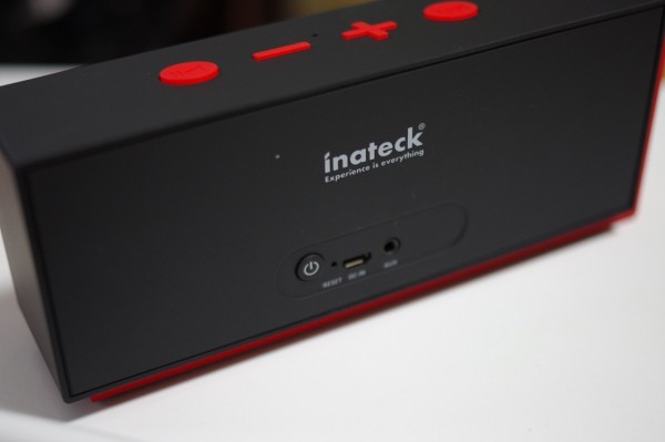 赤と黒の質感の高いデザインが魅力！FMラジオやバッテリーを搭載した