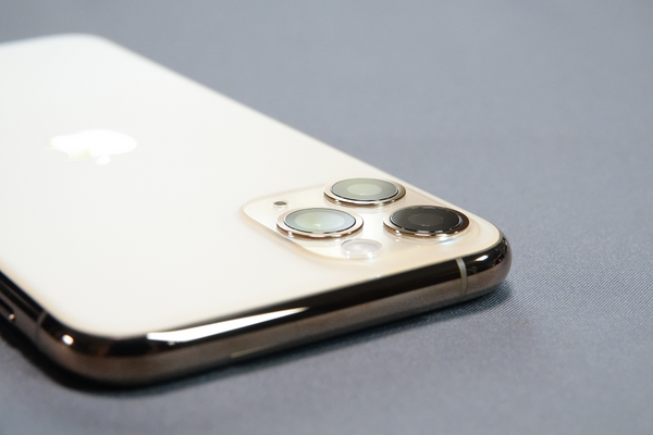 iPhone 11 Proを開封レビュー！背面の3眼カメラ周りやマットガラスの