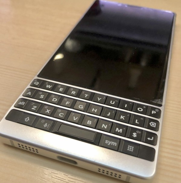 孤高のキーボードスマホ！ついに日本でも発売された