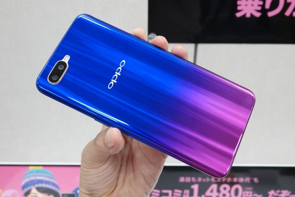 UQ mobile向けSIMフリースマホ「OPPO R17 Neo」を写真と動画で