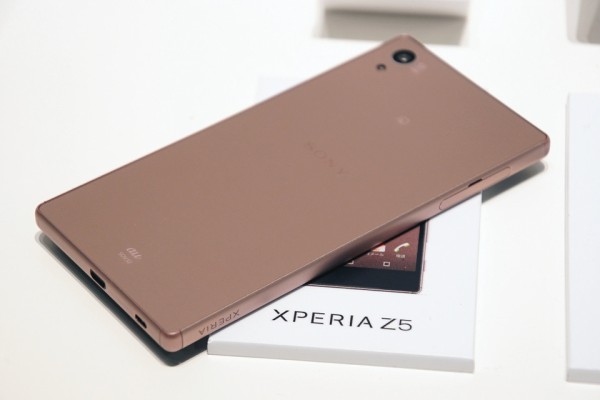 KDDI、au向けスマホ「Xperia Z5 SOV32」の新色ピンクを1月28日に