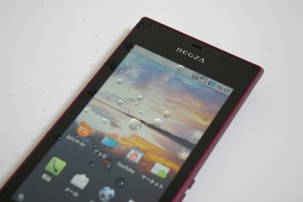 防水スマホがやってきた！NTTドコモ「REGZA Phone T-01C」はお風呂で